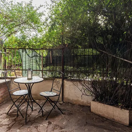 Guesthost - Comfy Near Vatican City! Апартаменты Рим